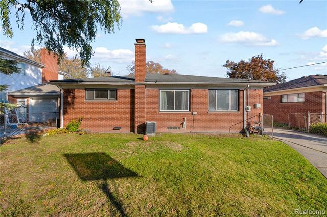 16504 Collinson Avenue, Eastpointe, MI 48021