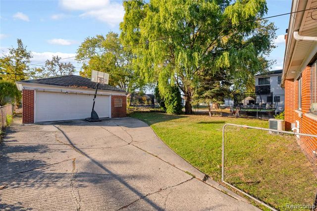 16504 Collinson Avenue, Eastpointe, MI 48021