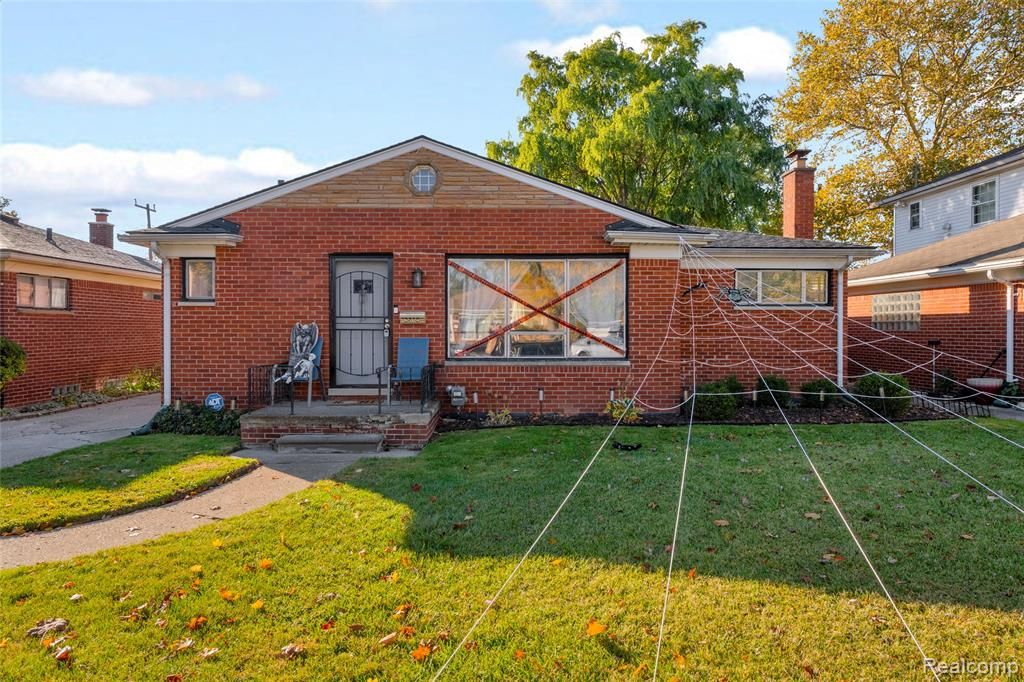 16504 Collinson Avenue, Eastpointe, MI 48021