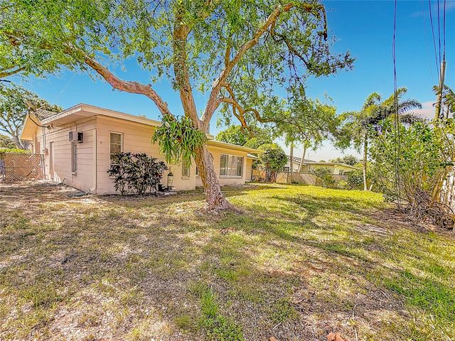 211 NW MONROE CIRCLE N, St Petersburg, FL 33702
