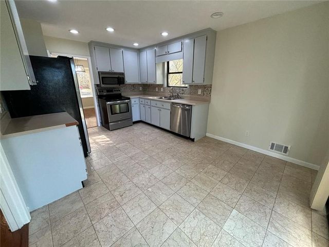3521 Birchwood Trail, Snellville, GA 30078