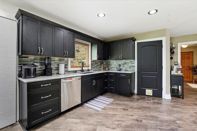 1506 River Highlands DRIVE, Oconomowoc, WI 53066