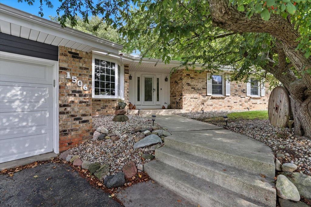 1506 River Highlands DRIVE, Oconomowoc, WI 53066