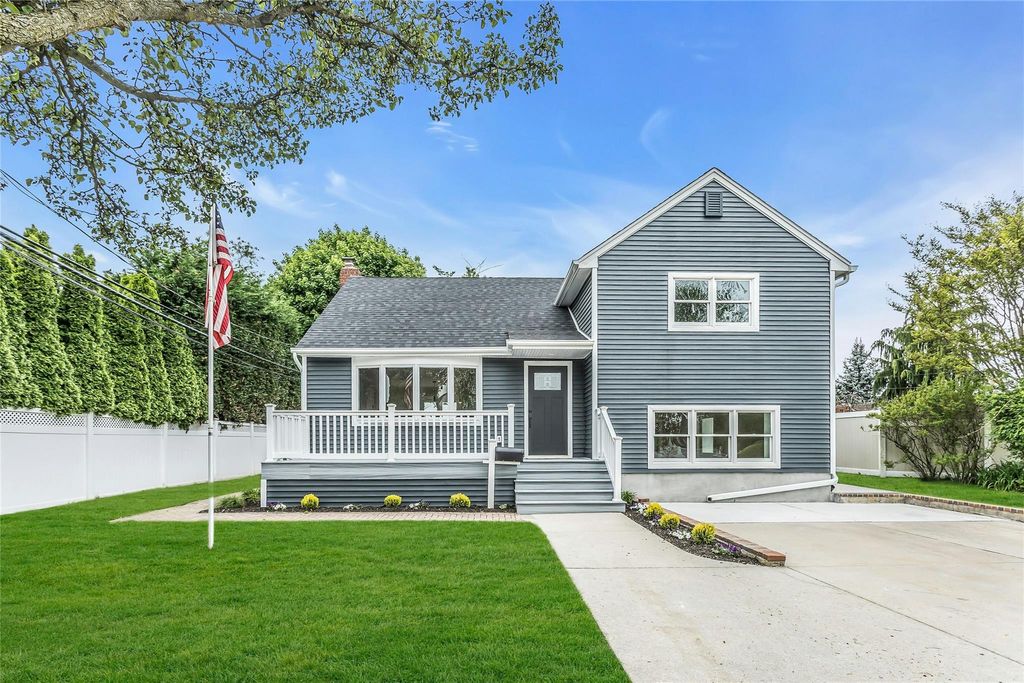 1 York Place, Massapequa, NY 11758