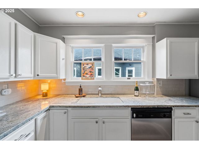 3851 Se MORRISON St, Portland, OR 97214