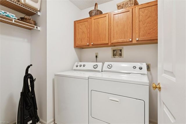 100 Thornrose DR, Yorktown, VA 23692