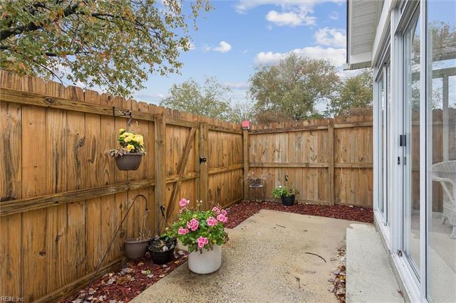 100 Thornrose DR, Yorktown, VA 23692