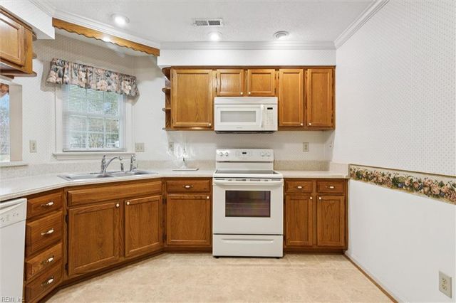 100 Thornrose DR, Yorktown, VA 23692