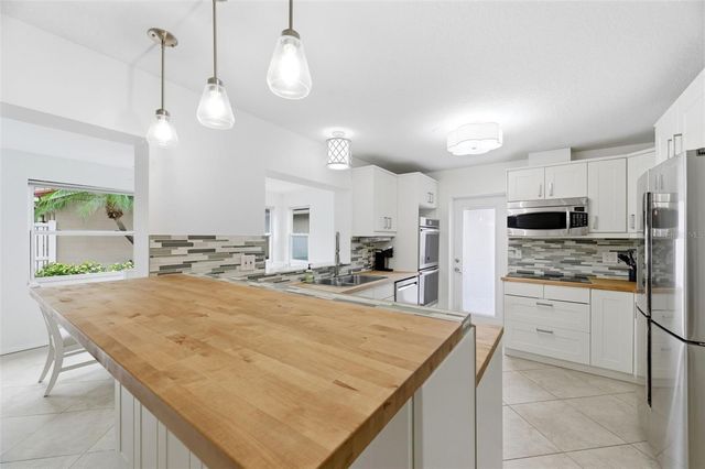 526 ST TROPEZ CIRCLE NE, St Petersburg, FL 33703