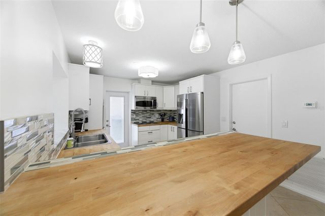 526 ST TROPEZ CIRCLE NE, St Petersburg, FL 33703