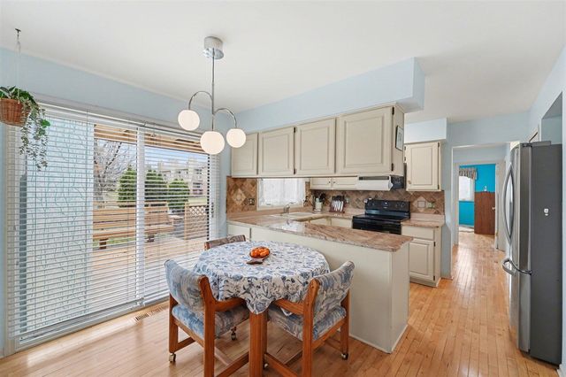 12301 Pinecrest Dr, Plymouth, MI 48170