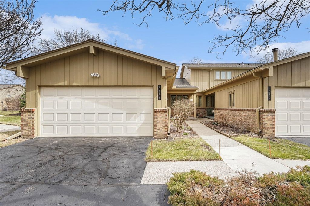 12301 Pinecrest Dr, Plymouth, MI 48170