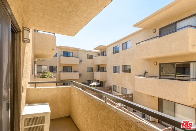 10982 ROEBLING Avenue 429, Los Angeles, CA 90024