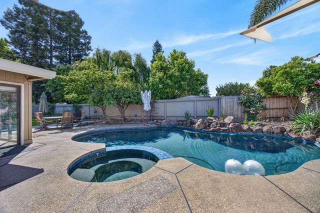 8756 Contemporary Ct, Elk Grove, CA 95624