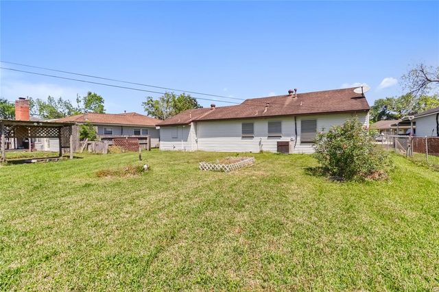 1220 San Felipe Street, Angleton, TX 77515