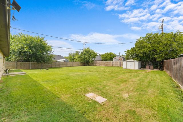305 Ashwood Street, Azle, TX 76020