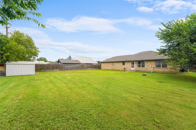 305 Ashwood Street, Azle, TX 76020