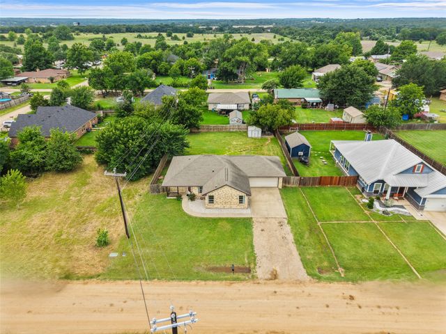 305 Ashwood Street, Azle, TX 76020