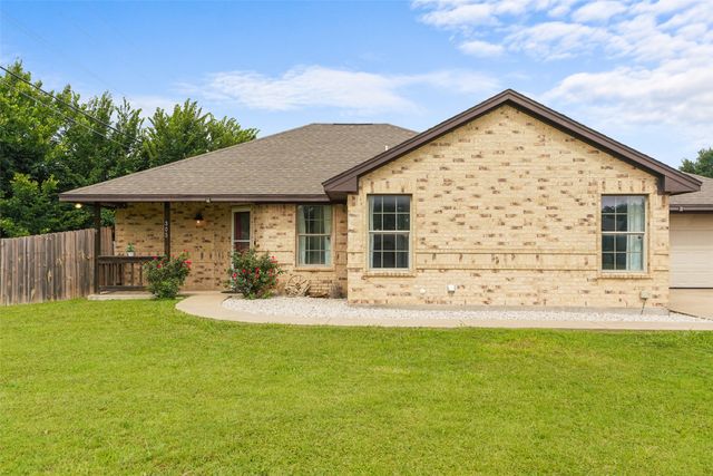 305 Ashwood Street, Azle, TX 76020
