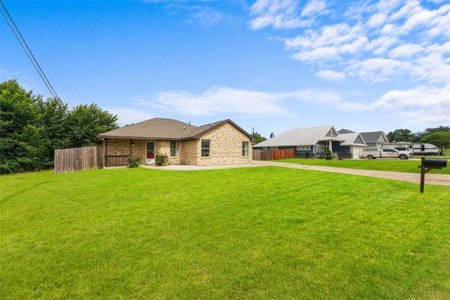 305 Ashwood Street, Azle, TX 76020