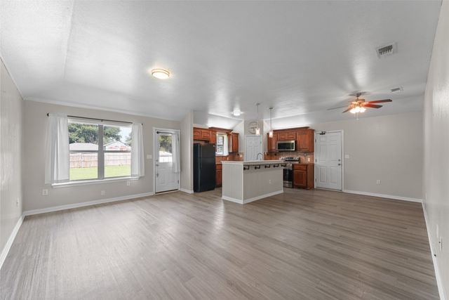 305 Ashwood Street, Azle, TX 76020