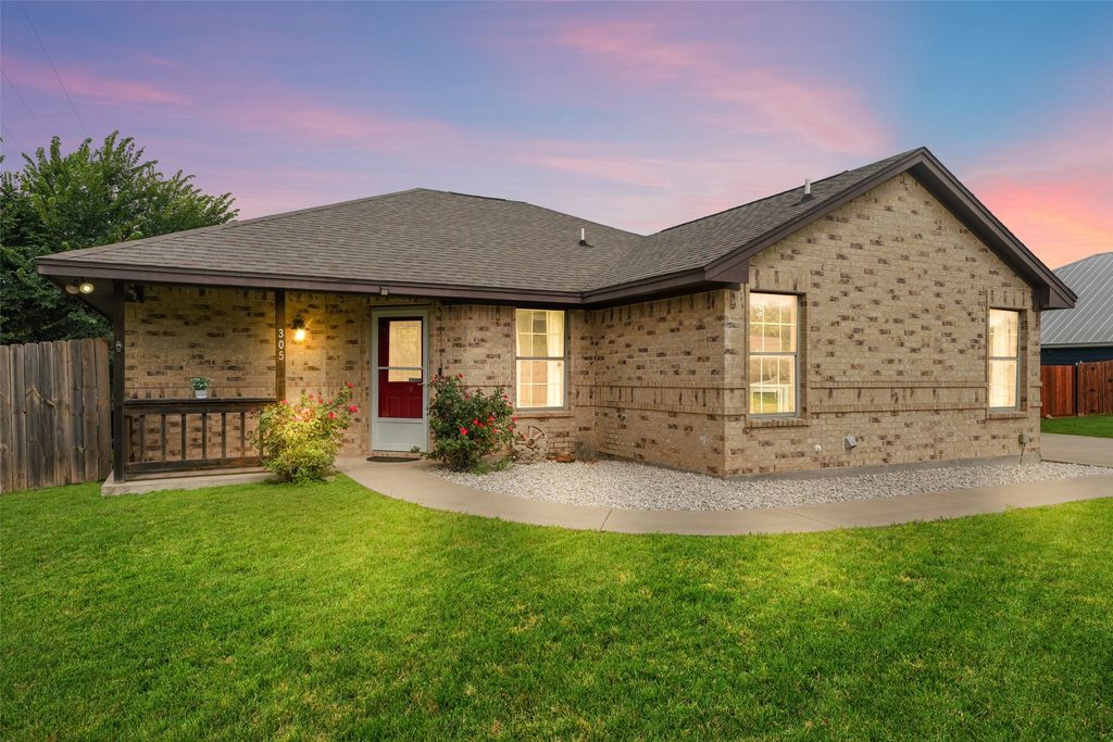 305 Ashwood Street, Azle, TX 76020