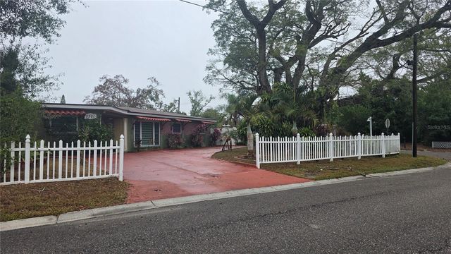 2301 W ROBSON STREET, Tampa, FL 33604