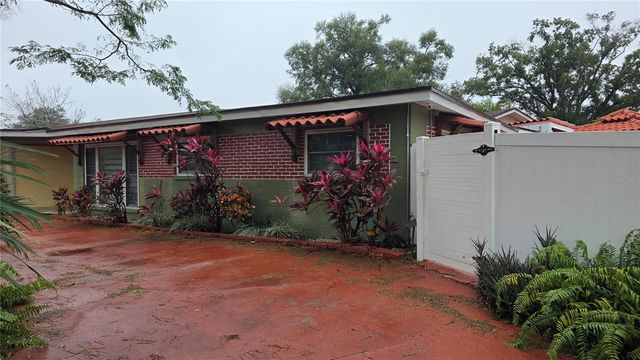 2301 W ROBSON STREET, Tampa, FL 33604