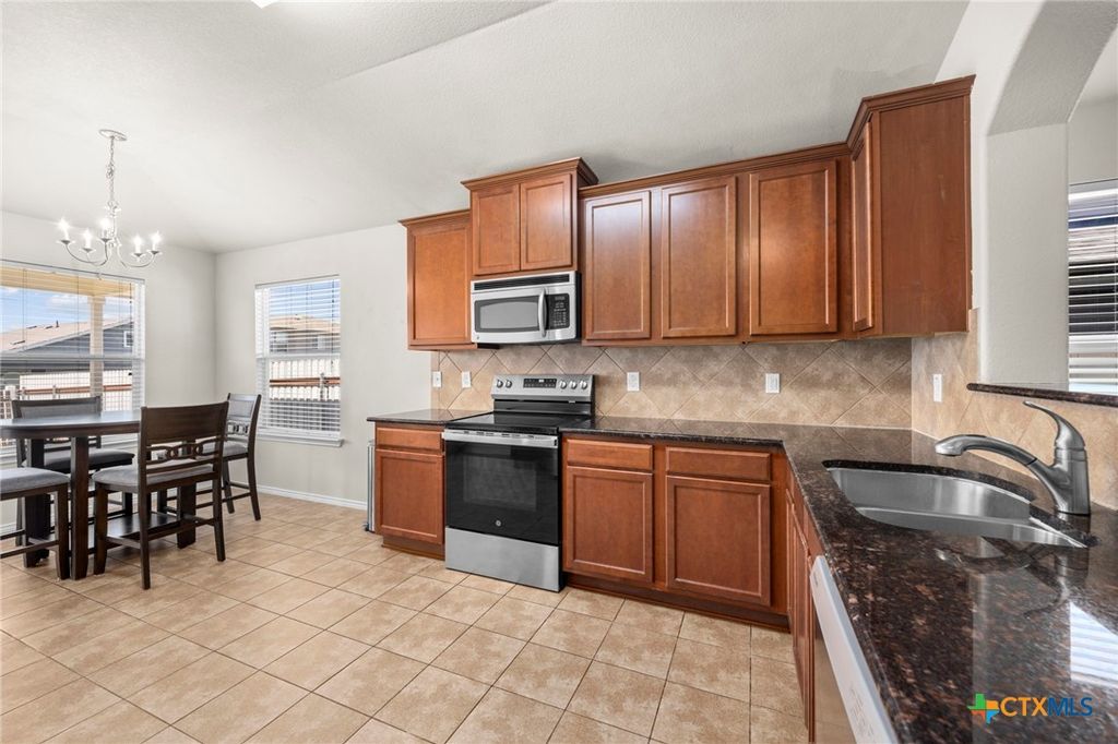 Image 8 of property listing at 5011 Lions Gate Lane, Killeen, TX 76549