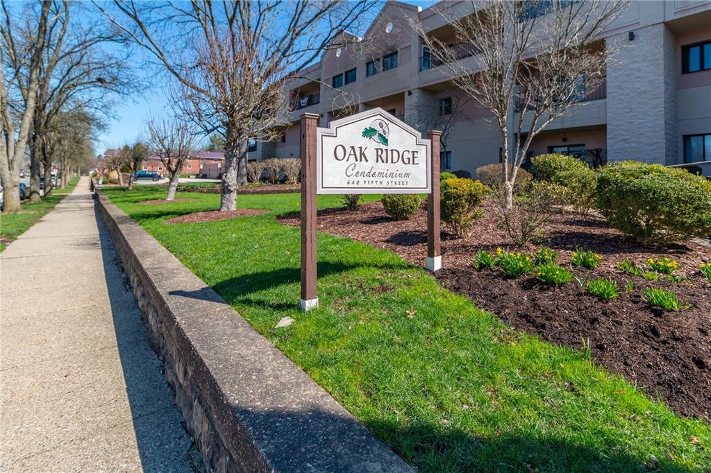 640 5th St 103, Oakmont, PA 15139