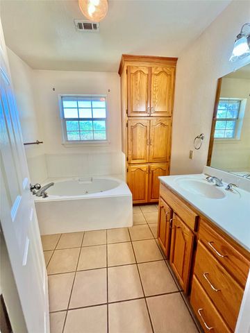 1340 N US Hwy 281, Hamilton, TX 76531