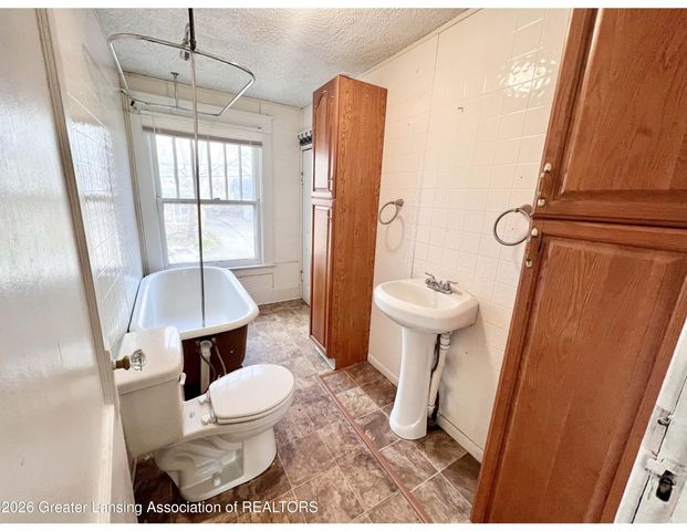 1724 Maplewood Avenue, Lansing, MI 48910