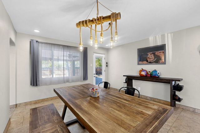 534 Muscatel Avenue NE, Albuquerque, NM 87107