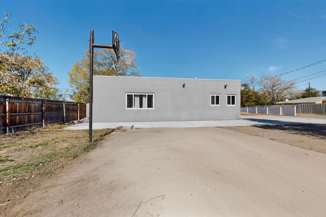 534 Muscatel Avenue NE, Albuquerque, NM 87107