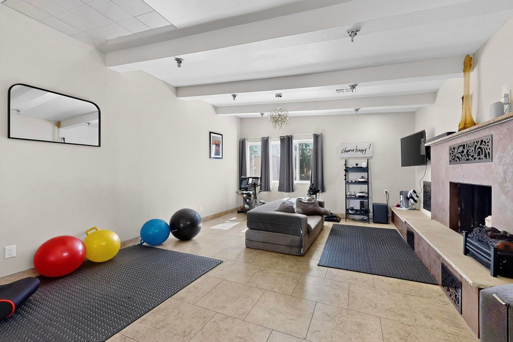 Image 10 of property listing at 534 Muscatel Avenue NE, Albuquerque, NM 87107