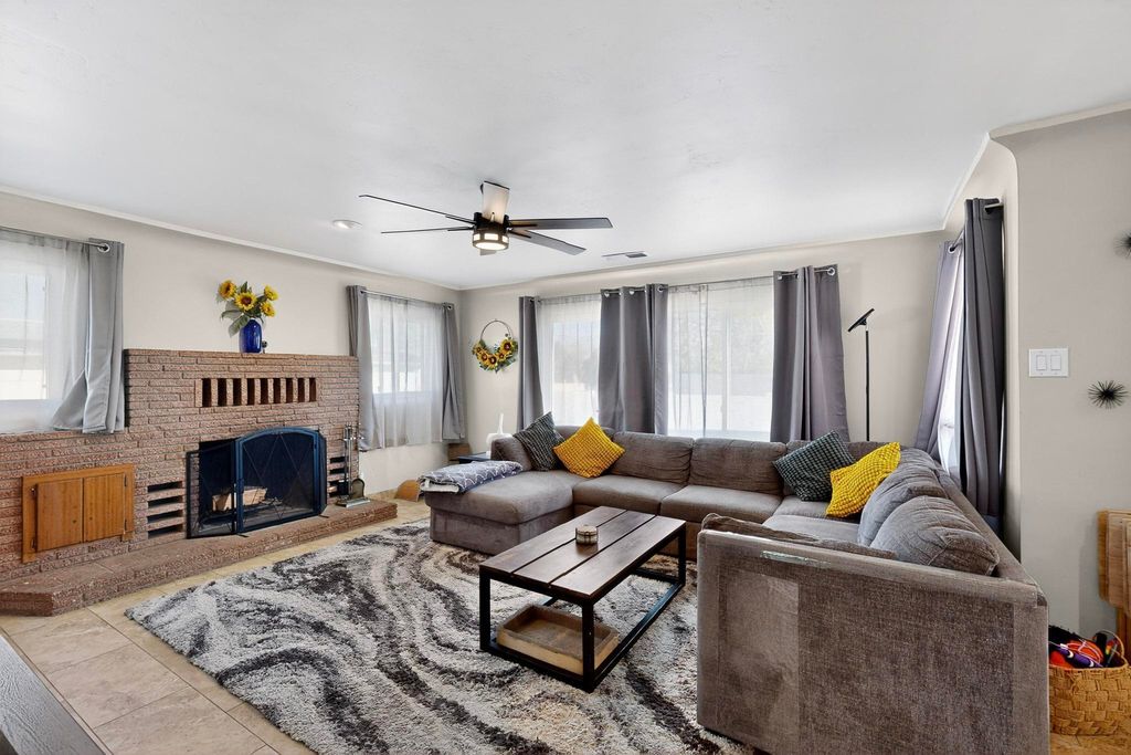 Image 2 of property listing at 534 Muscatel Avenue NE, Albuquerque, NM 87107