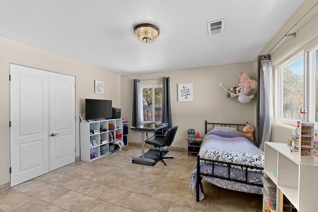 Image 24 of property listing at 534 Muscatel Avenue NE, Albuquerque, NM 87107