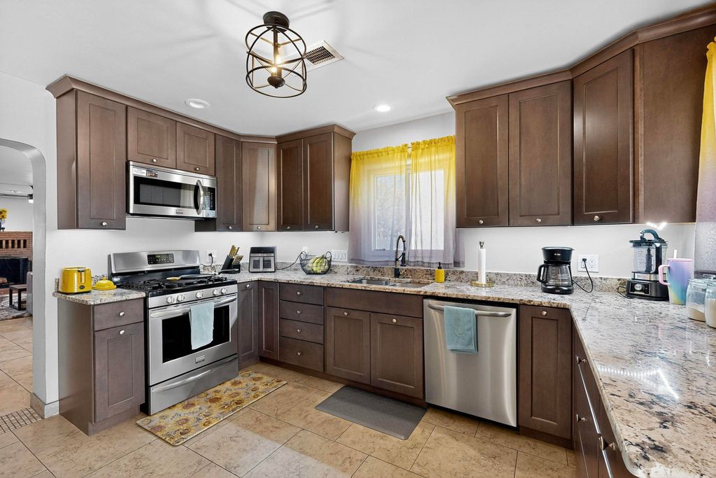 Image 3 of property listing at 534 Muscatel Avenue NE, Albuquerque, NM 87107