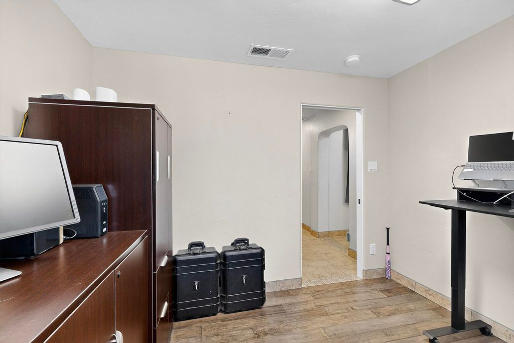 Image 32 of property listing at 534 Muscatel Avenue NE, Albuquerque, NM 87107