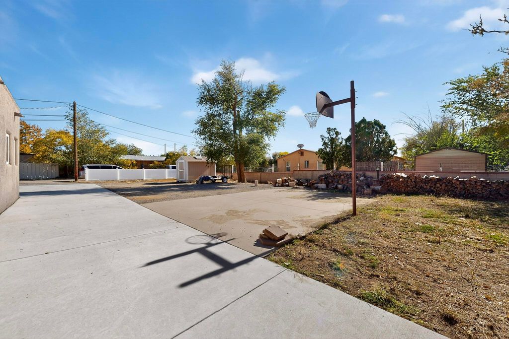 Image 38 of property listing at 534 Muscatel Avenue NE, Albuquerque, NM 87107