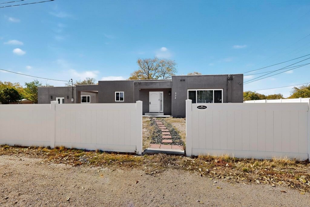Image 5 of property listing at 534 Muscatel Avenue NE, Albuquerque, NM 87107