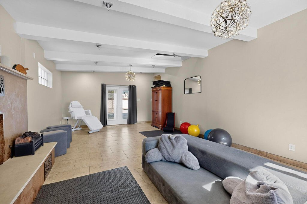 Image 8 of property listing at 534 Muscatel Avenue NE, Albuquerque, NM 87107