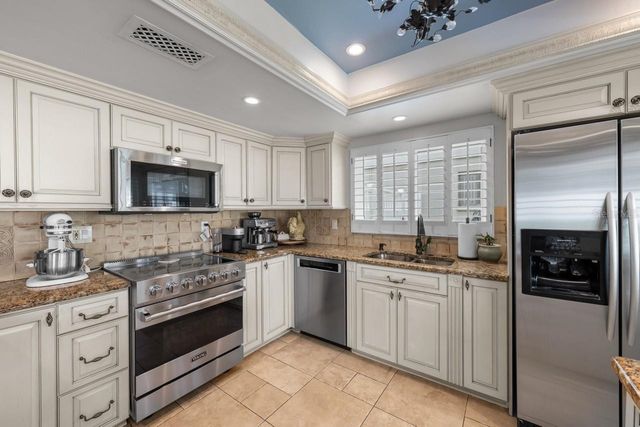 3303 EL AMADOR COURT, Tampa, FL 33614