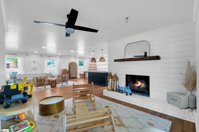 1 12th Street, Greer, SC 29651