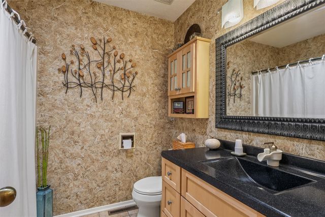 7824 Roseland Drive, Urbandale, IA 50322