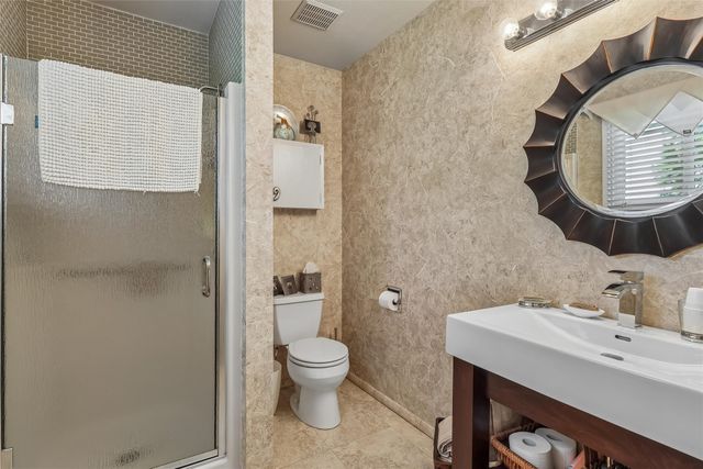 7824 Roseland Drive, Urbandale, IA 50322
