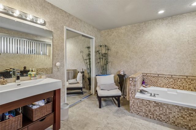 7824 Roseland Drive, Urbandale, IA 50322