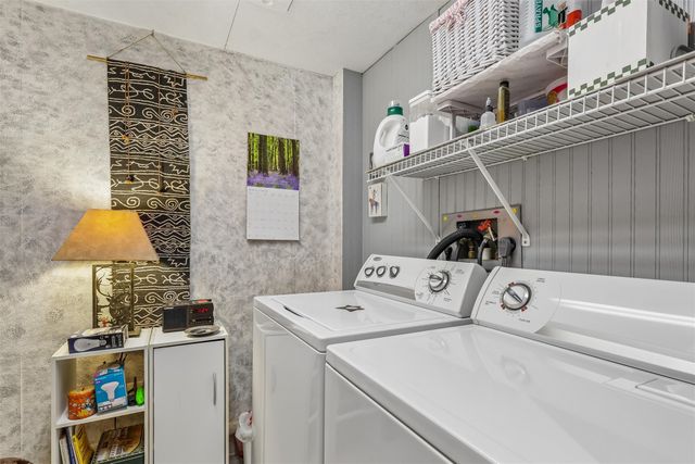 7824 Roseland Drive, Urbandale, IA 50322