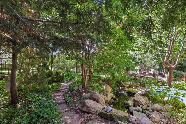 7824 Roseland Drive, Urbandale, IA 50322