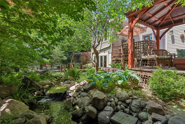 7824 Roseland Drive, Urbandale, IA 50322